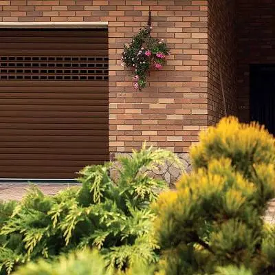 Рулонные ворота серии Prestige коричневого цвета